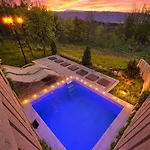 Apartman Romantic Cozy Mountain House With Jacuzzi & Sauna- Near 2 Sarajevo