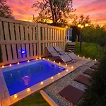 Apartman Romantic Cozy Mountain House With Jacuzzi & Sauna- Near 2 Sarajevo