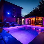 Apartman Romantic Cozy Mountain House With Jacuzzi & Sauna- Near 2 Sarajevo