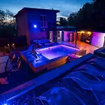 Romantic Cozy Mountain House With Jacuzzi & Sauna- Near 2 *