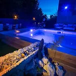 Apartman Romantic Cozy Mountain House With Jacuzzi & Sauna- Near 2 Sarajevo