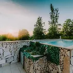 Romantic Cozy Mountain House With Jacuzzi & Sauna- Near 2