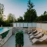 Romantic Cozy Mountain House With Jacuzzi & Sauna- Near 2 Sarajevo