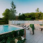 Romantic Cozy Mountain House With Jacuzzi & Sauna- Near 2 Sarajevo