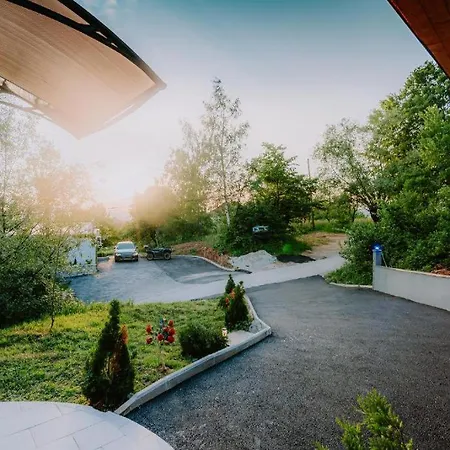 Romantic Cozy Mountain House With Jacuzzi & Sauna- Near 2 Sarajevo