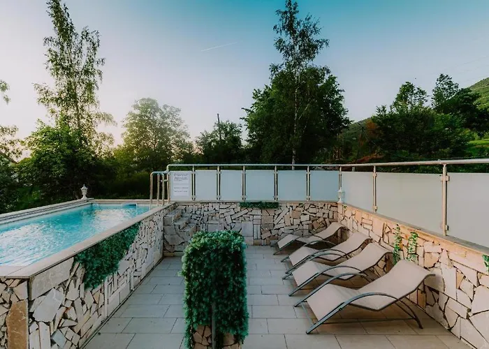 Romantic Cozy Mountain House With Jacuzzi & Sauna- Near 2 Sarajevo