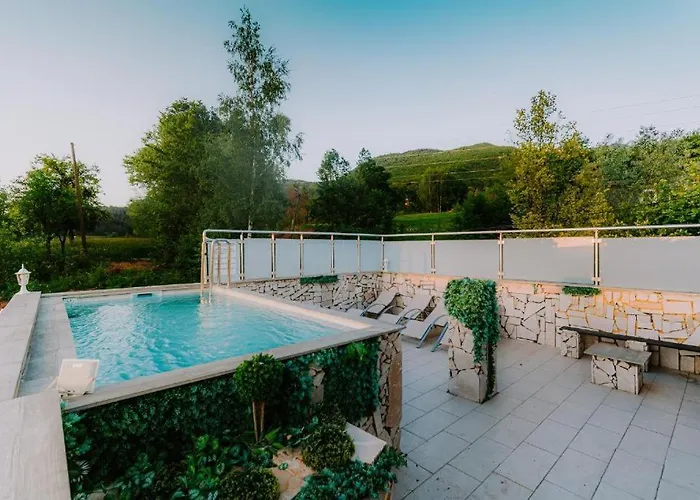 Romantic Cozy Mountain House With Jacuzzi & Sauna- Near 2 Sarajevo